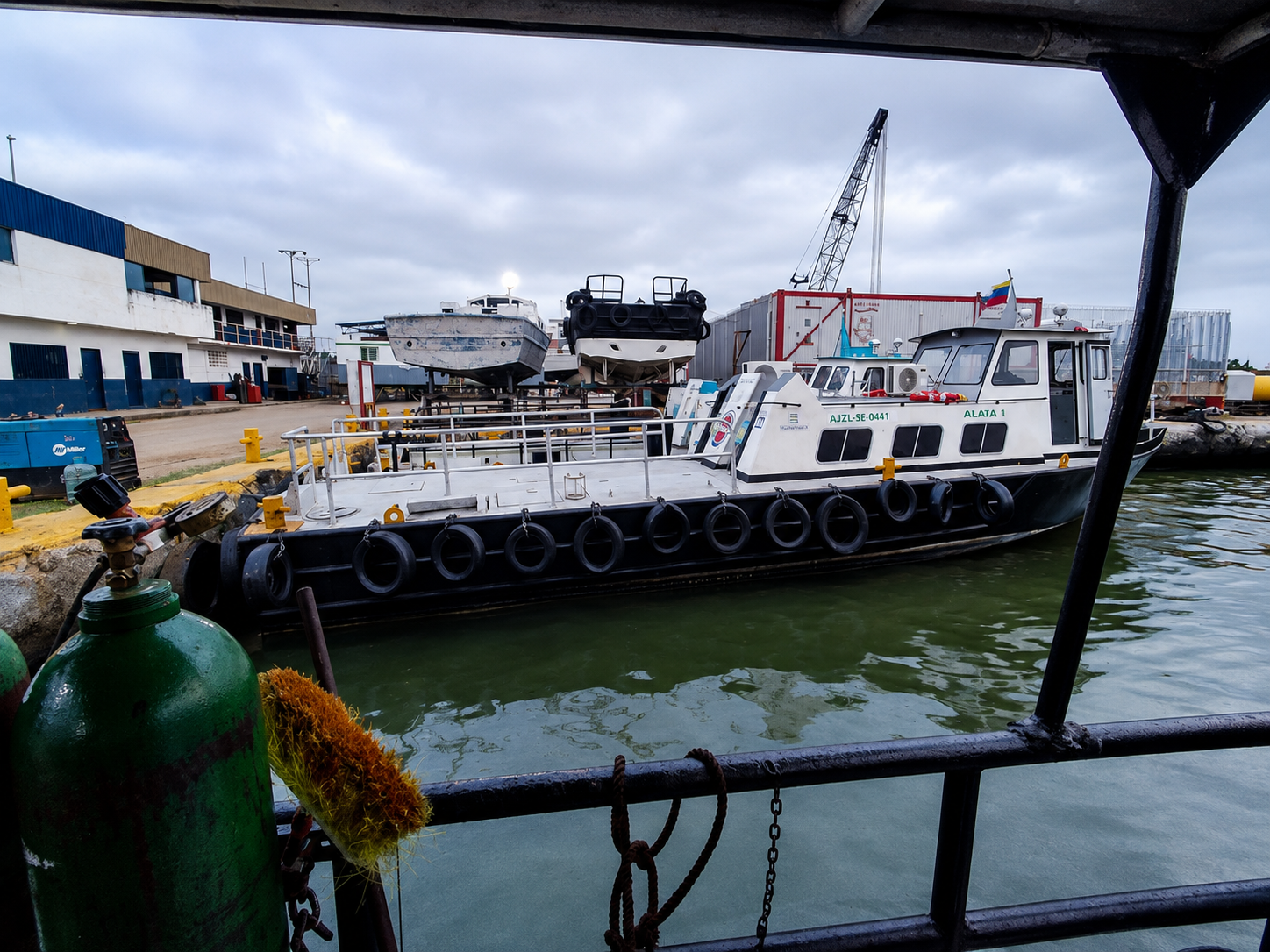 Lancha ALAIA I atracada en el muelle con bandera de Venezuela